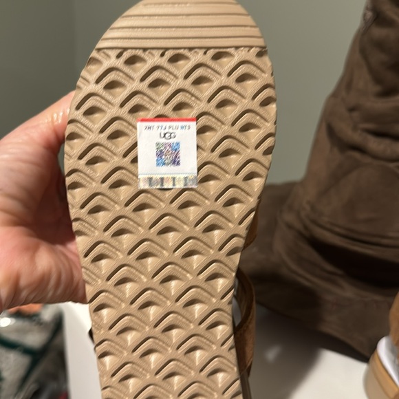 UGG sandals NWT kids 4/woman’s 6 Goldenstar - Picture 3 of 4